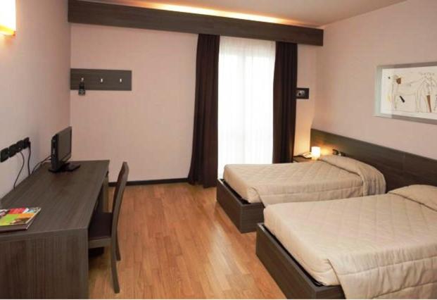 Eq Hotel Травальято Екстер'єр фото